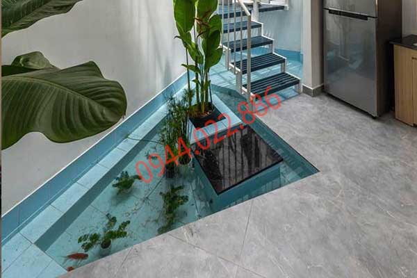 Hồ cá koi chân cầu thang mang phong thủy đến ngôi nhà