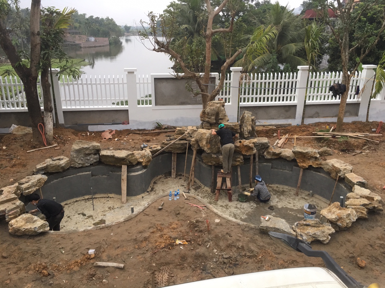 Thi công hoàn thiện kết cấu hồ cá koi